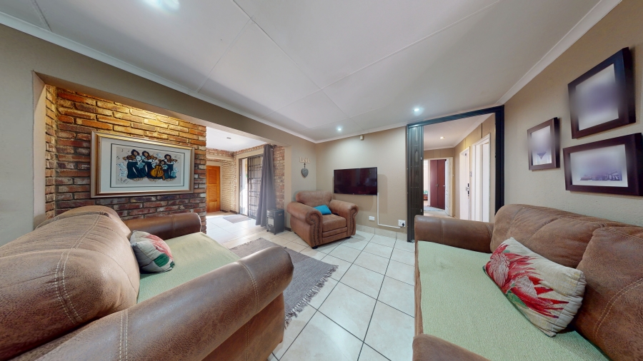 5 Bedroom Property for Sale in Kannoniers Park North West